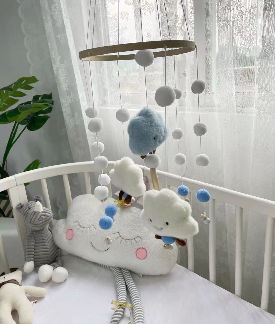 Käsitsi punutud beebivoodi karussell