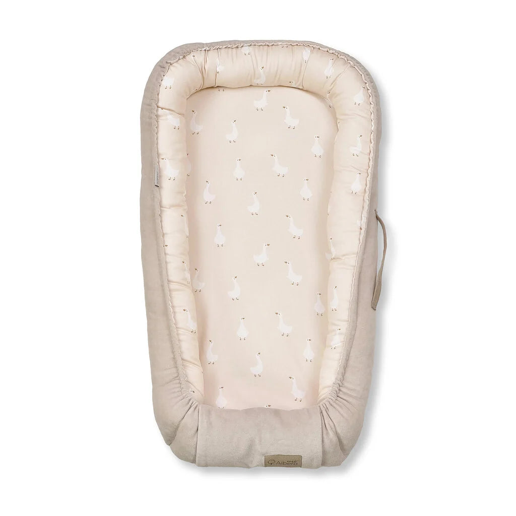 Beebipesa, mis on valmistatud kvaliteetsetest kangastest - satiinist ja puuvillasest sametist