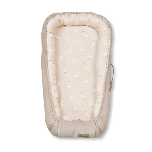 Beebipesa, mis on valmistatud kvaliteetsetest kangastest - satiinist ja puuvillasest sametist